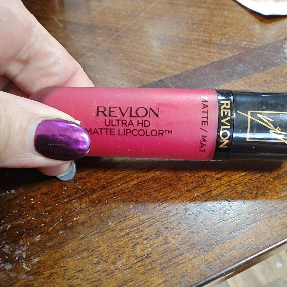 Revlon x Sofia Carson Ultra HD Lipcolor Moisturizing Lipstick #680 The Sofia Red